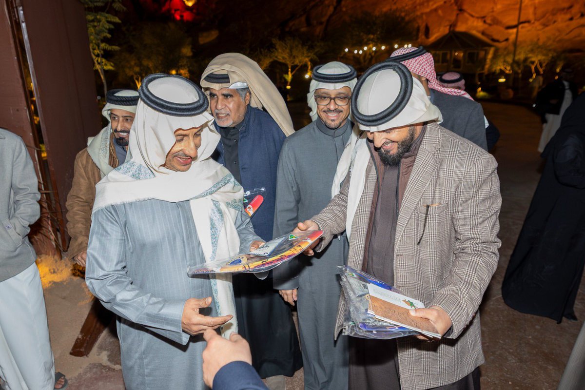 <a href="/AhmedAlKhateeb/">Ahmed Al Khateeb أحمد الخطيب</a>
🪃تشرفت بتسليم معالي وزير السياحة الأستاذ أحمد الخطيب هديةً خاصة من نادي البوميرانج بحائل، وذلك بمناسبة إقامة أول بطولة للبوميرانج 🪃 في الشرق الأوسط، والتي تحمل اسم صاحب السمو الملكي الأمير عبدالعزيز بن سعد بن عبدالعزيز، أمير منطقة حائل.
كما سعدتُ بثناء معاليه