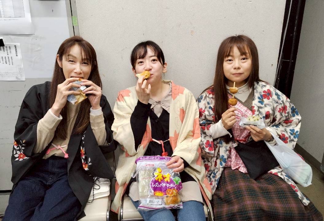 良い写真！
これも好きです。がんばるお囃子隊のご飯タイム。
↓
