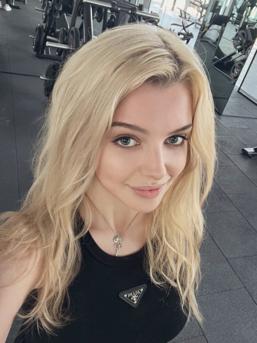 Eva 🖤 tweet media