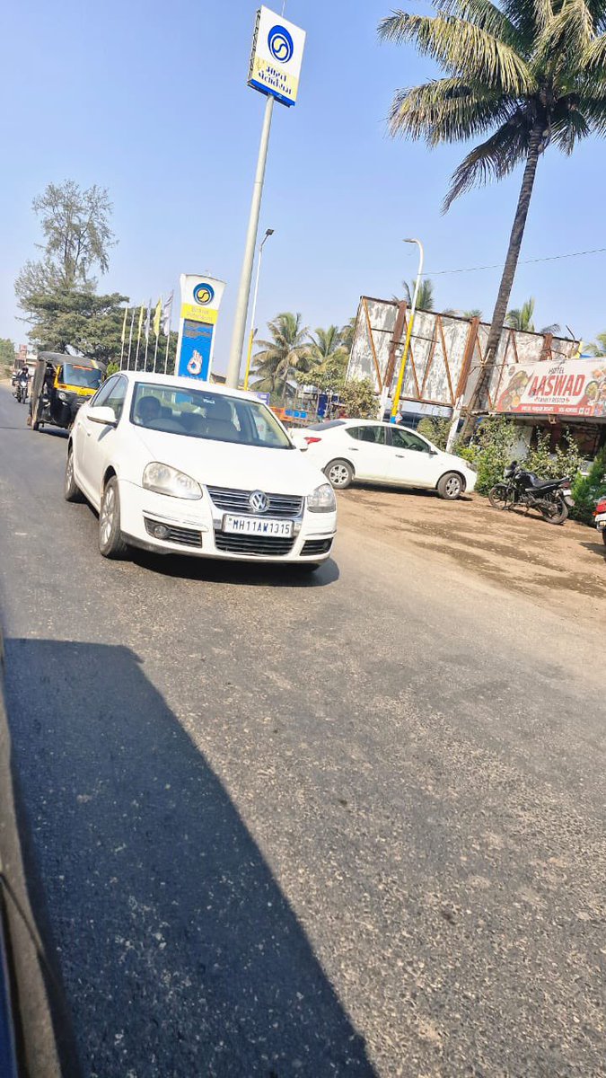 swaradchavan's tweet photo. Hi @DGPMaharashtra 

I was travelling on NH4 near karad with my family when the person from the attached photos drove very dangerously putting our lives in danger . 

Please penalise him with a fine for harsh driving and vandalism of personal property 

His car number MH11AW1315 https://t.co/li8LR23e62