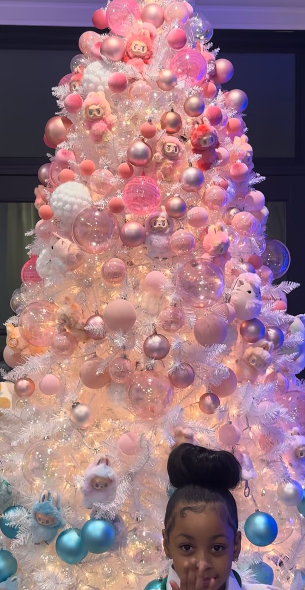 카디비 집에 트리 6개잇음 
다 컨셉잇는것도 너무웃김
미니마우스 트리에
라부부 트리에
소닉 트리 걍 올화이트 트리도 잇음

진심놀러가고싶어서허두슴나옴