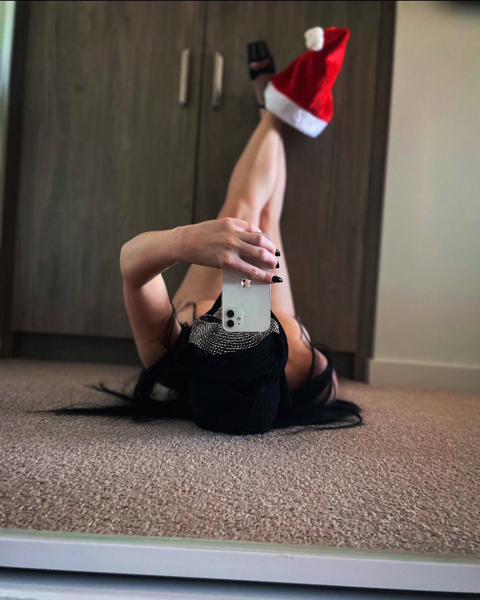 DodgerRhoades13's tweet photo. Happy Christmas 🎄 
#Onlyfans #linkinbio https://t.co/ELfnce6XVI