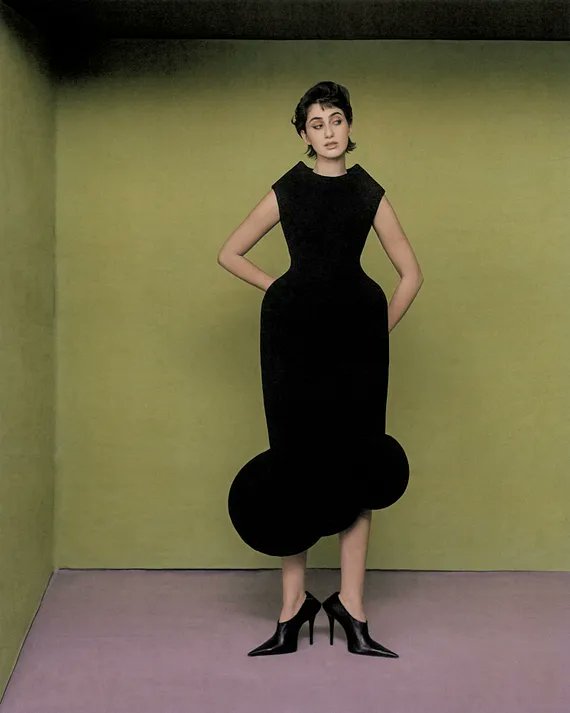 ラマ・ドゥワジ(Rama Duwaji)は、ニューヨークを拠点に活動するシリア系アメリカ人のイラストレーター、アニメーター、陶芸家。夫は、ニューヨーク市長のゾーラン・マムダニ(Zohran Mamdani)。
『The Cut』の2025年12月号でインタビューが掲載された。
絵画みたいで、とてもすてき。 