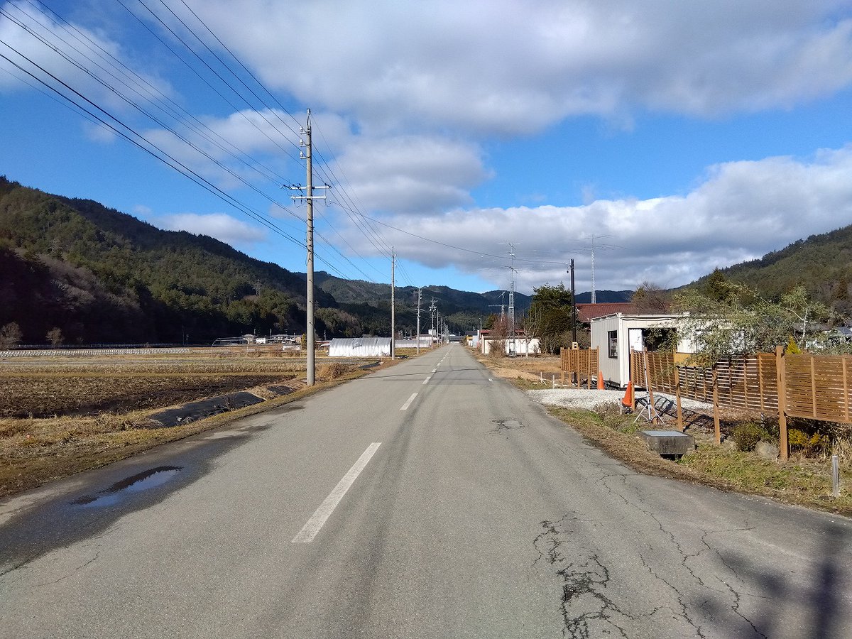 高山市(南部） 大西山地

山？と言いたくなりますが、この山並みが小さかった頃の飛騨川は宮川(神通川)と合流して日本海へ…
山が徐々に成長して飛騨川を南流させた事で、濃尾平野の豊富な水と栄養の供給源に

これが無ければ武田と戦う家康への信長の兵糧支援も、天武天皇の兵力もどうなった事か…