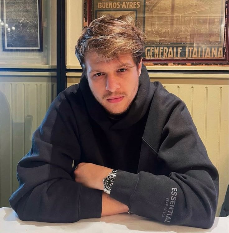 sarışın olduğu halde yakışıklı olan insanlar.... gözümüzün gönlümüzün bayram etmesi için ekran süreleri artı 5 saat ve her reklam dijital işlerde onları görmek istiyorum talebim sağlansın