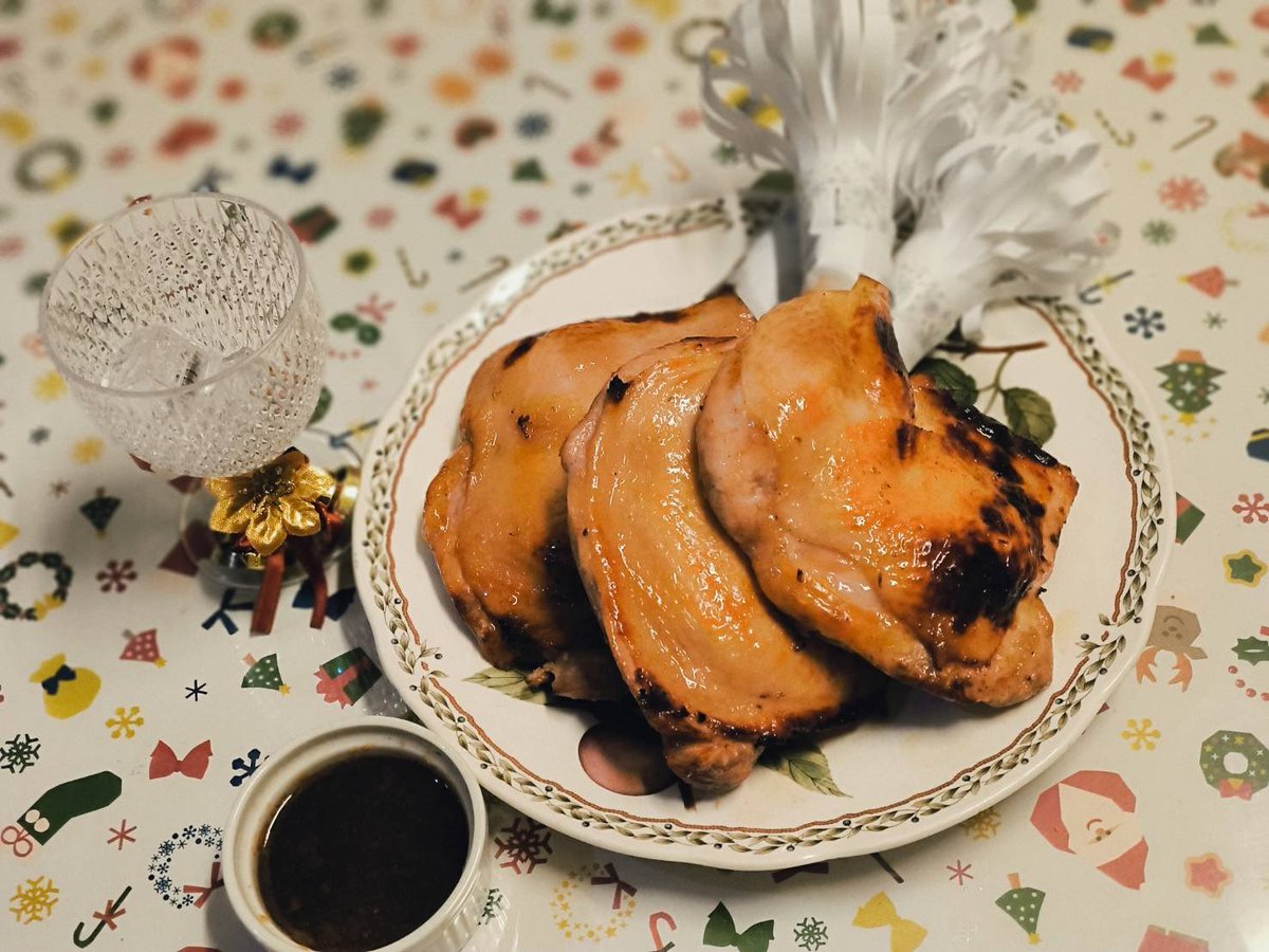 クリスマスその2
コップに100均の飾りくっ付けてオシャレにして、
チキンの手に持つモサモサも今年は作った。