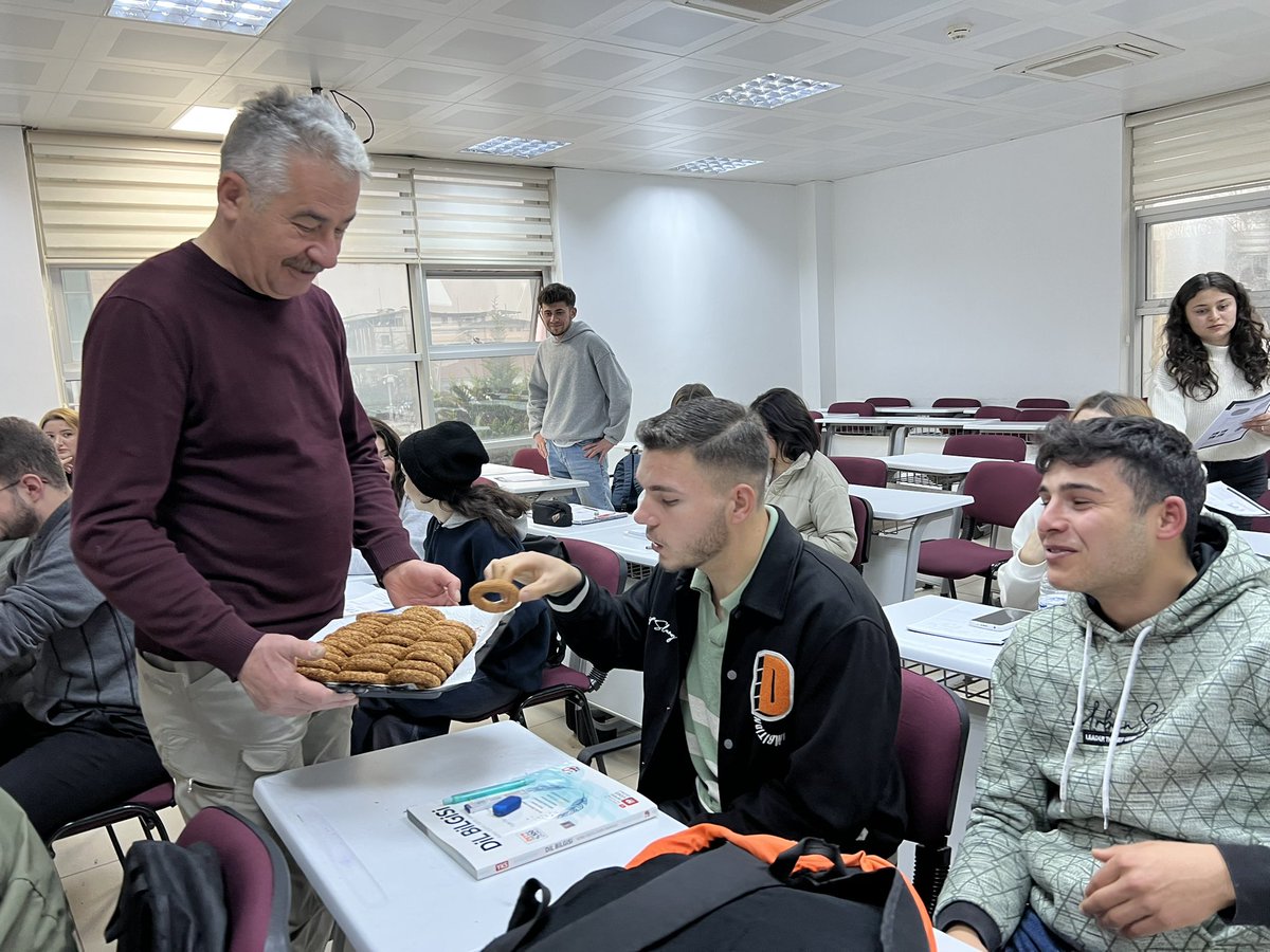 Regaib, istemektir.  İhsandır, ikramdır. ✨ 
Merkezimizde eğitim gören gençlerimize bizler de kandil simidi ikram ederek kandillerini kutladık. Gönlünüzden geçirdiğiniz tüm duaların kabul olması dileğiyle.. Hayırlı Kandiller 🙏