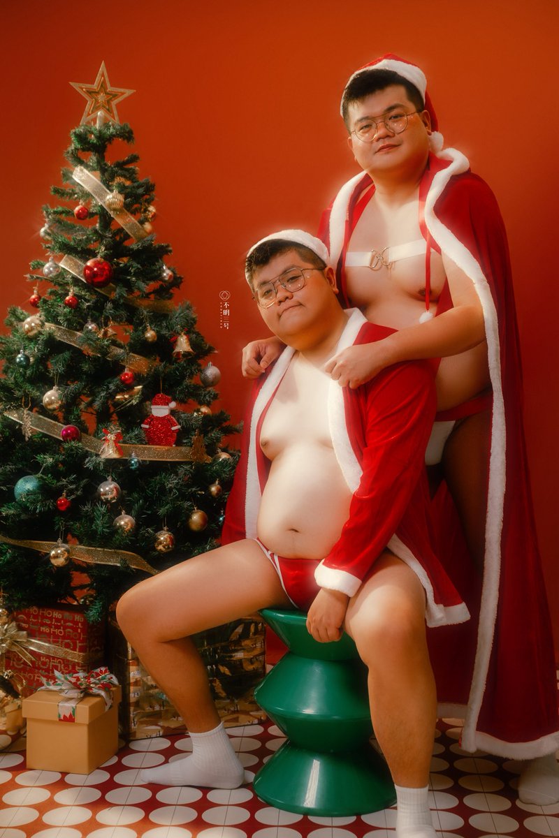 undefinedmy's tweet photo. UNDEFINED 不明三号 -Be Your Santaboy系列

如果���天有点闪， 别急着找灯源。 可能是靠得太近， 光刚好落在我们身上。
No rules tonight. Just Christmas energy.

模特 Raku &amp; Liang 
化妆 Jerrow

#不明三号 #undefined #男性写真  
#beyoursantaboy #圣诞节快乐 #Christmas https://t.co/99jBdLA8gs