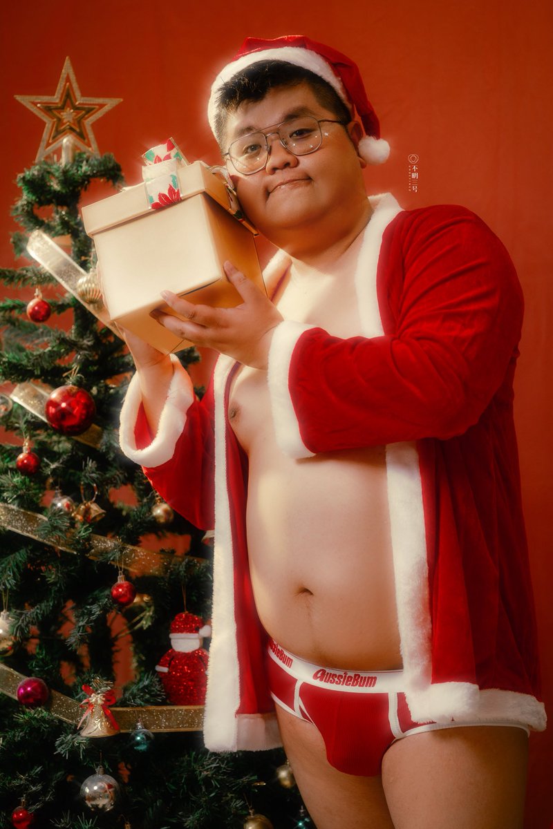 undefinedmy's tweet photo. UNDEFINED 不明三号 -Be Your Santaboy系列

如果���天有点闪， 别急着找灯源。 可能是靠得太近， 光刚好落在我们身上。
No rules tonight. Just Christmas energy.

模特 Raku &amp; Liang 
化妆 Jerrow

#不明三号 #undefined #男性写真  
#beyoursantaboy #圣诞节快乐 #Christmas https://t.co/99jBdLA8gs