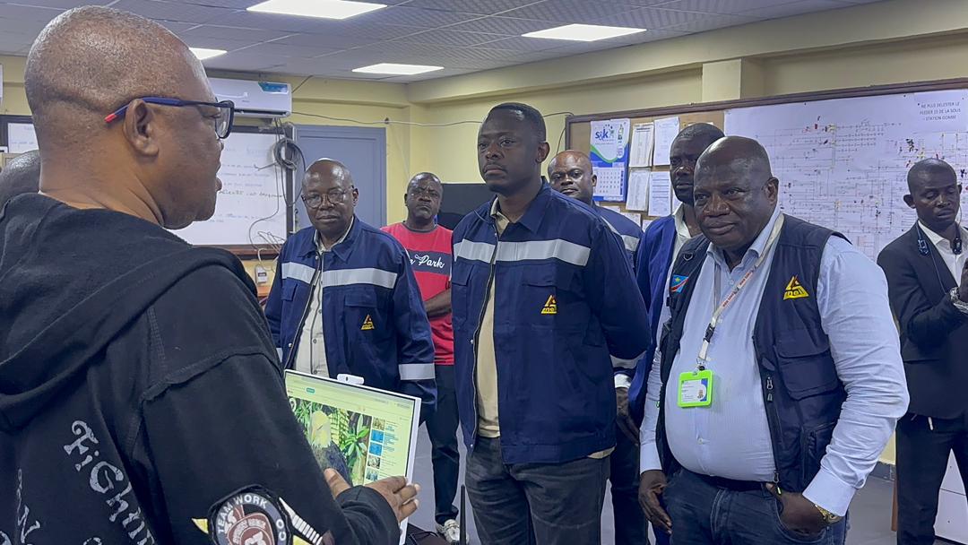 YvesBuya1's tweet photo. #RDC Électricité à Kinshasa : Teddy #Lwamba au front pour la stabilité du réseau électrique
Il est un peu plus de minuit lorsque, vêtu de son costume de la SNEL, le Prof, Dr, Ir, Teddy Lwamba entame une ronde pas comme les autres. Sous le silence pesant de la nuit kinoise, le Directeur Général de la SNEL sillonne les artères stratégiques de la capitale : de Bandalungwa à Lingwala, en passant par Matonge jusqu’au bureau central de coordination. Objectif : palper du doigt la réalité du terrain et s’assurer que la lumière ne s’éteint pas dans les foyers kinois.
Rien n’est laissé au hasard. Chaque poste, chaque installation, chaque point sensible du réseau est minutieusement inspecté. Le patron de la SNEL observe, questionne, vérifie. Son ambition est claire : donner une électricité stable et fiable à la population.
Cette descente nocturne s’inscrit dans le cadre de l’opération d’assainissement du réseau électrique de Kinshasa. Jour de Noël, le DG Lwamba, accompagné du DKK et de son équipe, est allé non seulement évaluer l’état réel du réseau, mais aussi apporter un soutien moral aux équipes techniques mobilisées sur le terrain. Une présence forte, rassurante, qui traduit un leadership de proximité et de responsabilité.
CONSULT COMM-SNEL