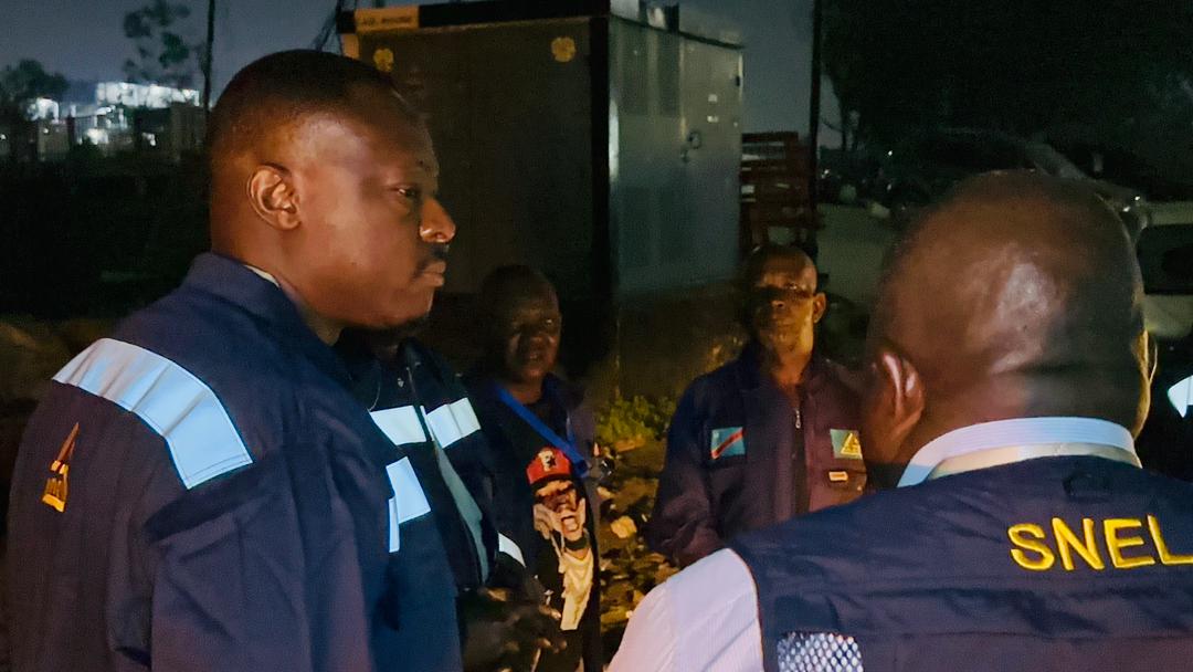 YvesBuya1's tweet photo. #RDC Électricité à Kinshasa : Teddy #Lwamba au front pour la stabilité du réseau électrique
Il est un peu plus de minuit lorsque, vêtu de son costume de la SNEL, le Prof, Dr, Ir, Teddy Lwamba entame une ronde pas comme les autres. Sous le silence pesant de la nuit kinoise, le Directeur Général de la SNEL sillonne les artères stratégiques de la capitale : de Bandalungwa à Lingwala, en passant par Matonge jusqu’au bureau central de coordination. Objectif : palper du doigt la réalité du terrain et s’assurer que la lumière ne s’éteint pas dans les foyers kinois.
Rien n’est laissé au hasard. Chaque poste, chaque installation, chaque point sensible du réseau est minutieusement inspecté. Le patron de la SNEL observe, questionne, vérifie. Son ambition est claire : donner une électricité stable et fiable à la population.
Cette descente nocturne s’inscrit dans le cadre de l’opération d’assainissement du réseau électrique de Kinshasa. Jour de Noël, le DG Lwamba, accompagné du DKK et de son équipe, est allé non seulement évaluer l’état réel du réseau, mais aussi apporter un soutien moral aux équipes techniques mobilisées sur le terrain. Une présence forte, rassurante, qui traduit un leadership de proximité et de responsabilité.
CONSULT COMM-SNEL