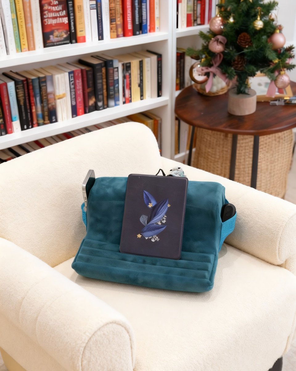 cobakcase's tweet image. Reading at home always feels better when everything around you is soft and calm.
Different colors, different corners, the same quiet comfort—just settling in with a book and staying a little longer. 📖
Is it suitable for your reading time? 👇

#cobakcase #kindlepillow #kindlecase