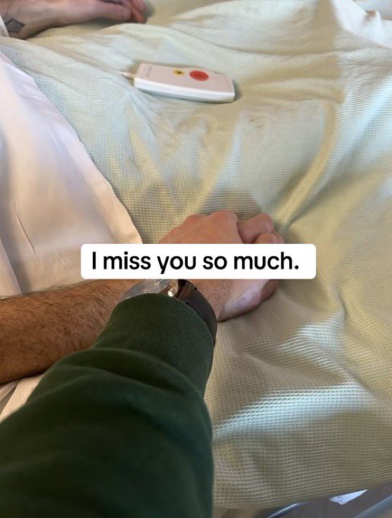 Footballogue's tweet image. Elle est magique cette réponse de Granit Xhaka à un fan de Sunderland sur TikTok 🥺❤️

• « Sunderland est finalement de retour en Premier League et ils cartonnent Papa ! »

• « Papa ? »

• « Tu me manques tellement »

👉 Commentaire de Xhaka à son post : «𝗡𝗼𝘂𝘀 𝗮𝗹𝗹𝗼𝗻𝘀…