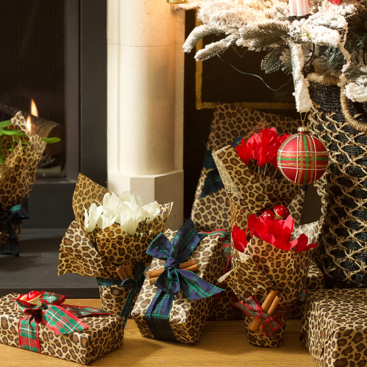 Merry Christmas from Acanthus 🎄
Wishing all our clients, suppliers, trade and Bruntsfield neighbours, a magical time with their loved ones 😍 
We hope to see you in 2026, but for now, it's mince pies time 🎉