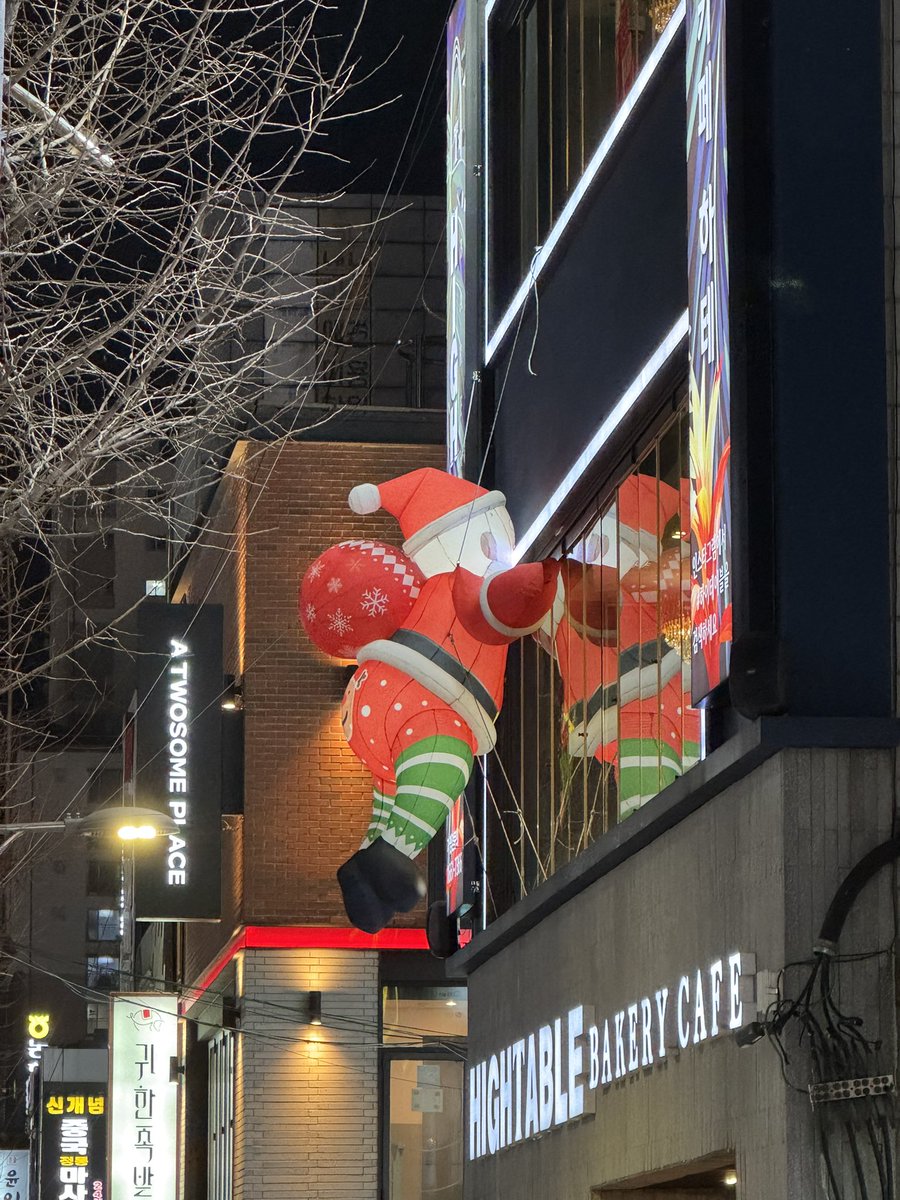메리크리스마스!!!!!
크리스마스라고 돌아다니다 추위에 입돌아가지마시고 집에서 따뜻하게 지내세여!!!!