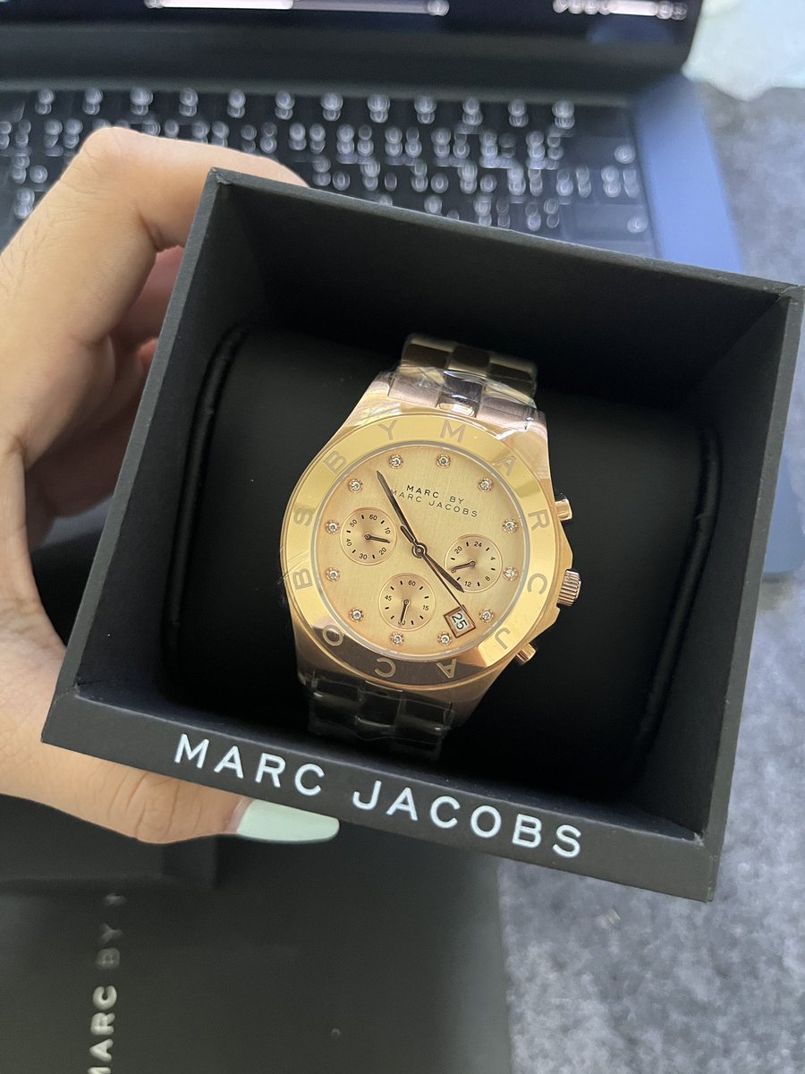 jackiebrown339's tweet photo. 💛ข้อมือเล็กอยากส่งต่อ 
 นาฬิกา Marc Jacobs สี rose gold  หน้าเพรช
- มือ1 แท้ค่า
- กล่อง บุ้ค ถุงกระดาษ

📍2600 ส่งฟรี💗💗
(สนใจขอดูพตได้นะคะ)

#ส่งต่อนาฬิกา #นาฬิกามือสอง #นาฬิกา #ส่งต่อนาฬิกามือ2 #เครื่องประดับ #นาฬิกาแบรนด์เนม #นาฬิกาmarcjacobs https://t.co/ZhZKgEyoZS