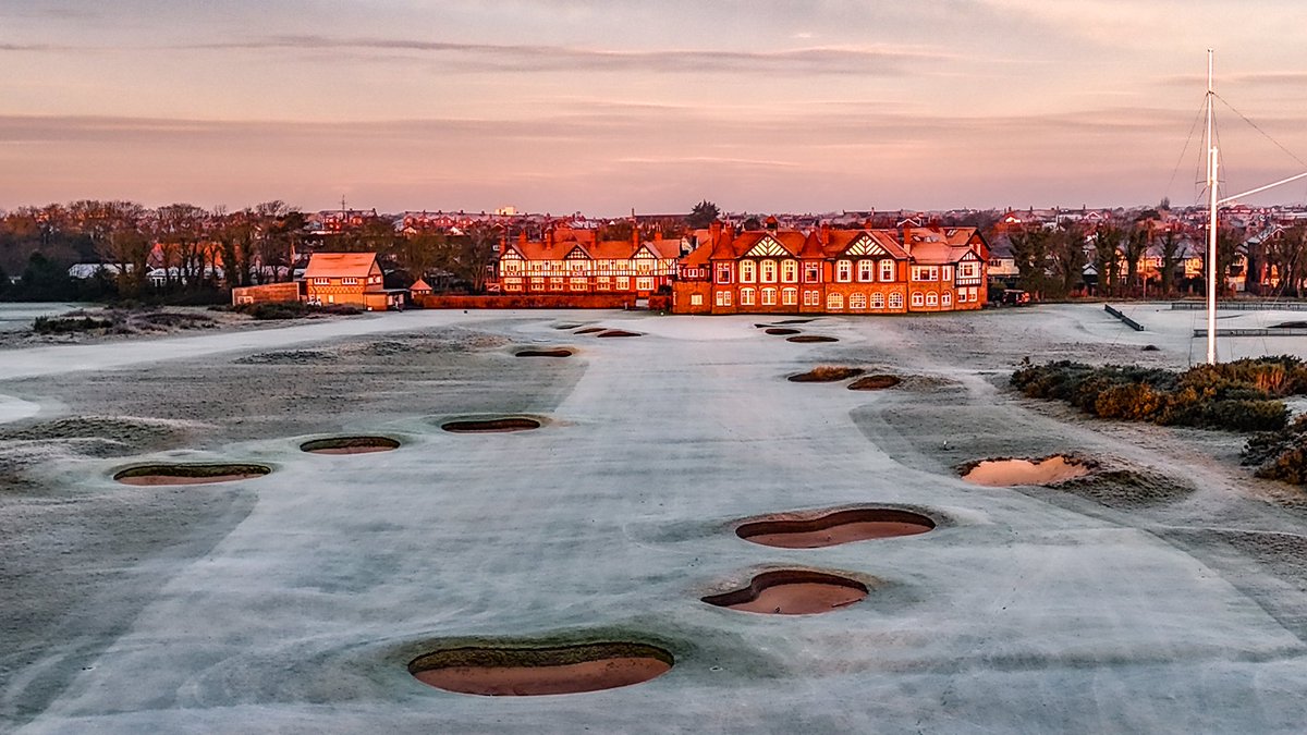 RoyalLythamGolf's tweet photo. Merry Christmas from Royal Lytham &amp; St Annes GC to you and your families. 
•
#RoyalLytham #LythamStAnnes #RLSA #LinksGolf #Christmas https://t.co/5IzcxsXUMh