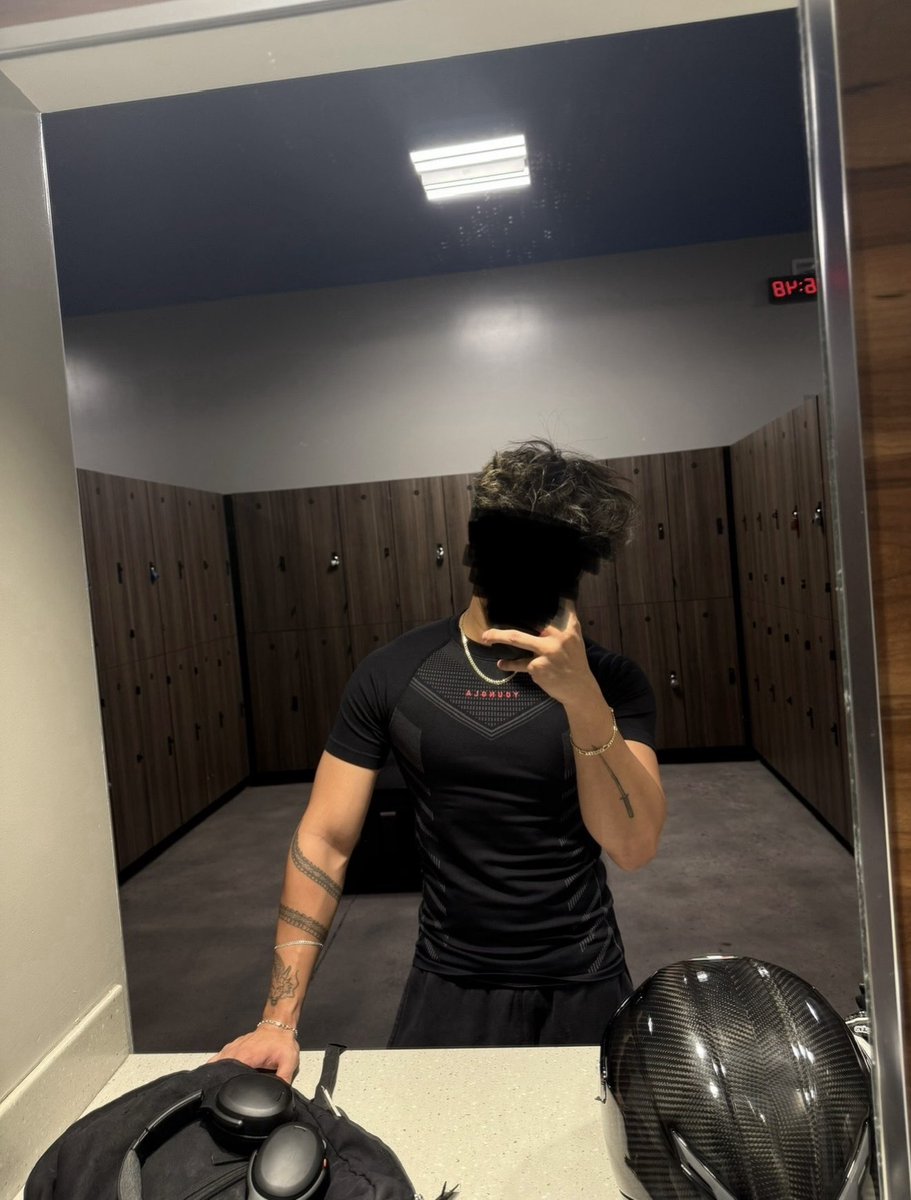 TakaroXo's tweet photo. got a nice lil pump just wanted to share :) (don’t mind the helmet hair) https://t.co/MoF2jtkWvM