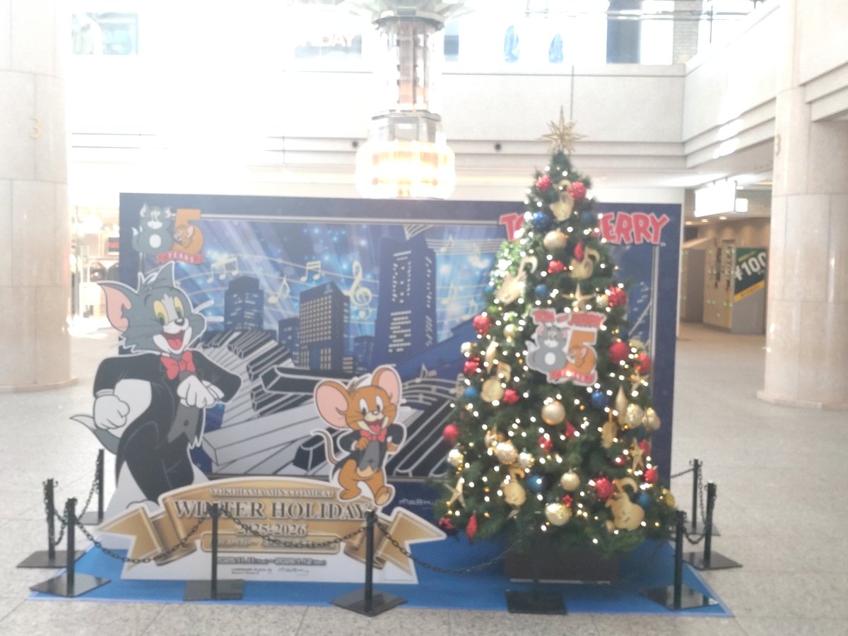 akekarasu009's tweet photo. 今年のクリスマスツリー🎄
ランドマークはトム＆ジェリー
QueensSquareはすみっコぐらし https://t.co/ge4iXB5uFG