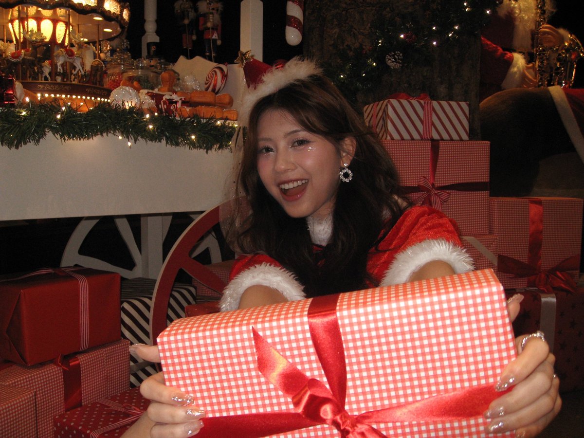 Off_the_QE's tweet photo. 🎄💚❤️ 🎅 

#QueenzEye #퀸즈아이
#KIIRII #키리 https://t.co/NTQaXatVFO