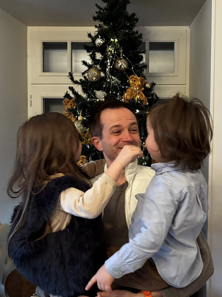 Joyeux Noël !🎄 🎄🎄

Profitez bien de votre famille et de vos amis. 

Toutes mes chaleureuses pensées aux personnes seules et souffrantes. ❤️
Mais également aux soignants, pompiers, forces de l’ordre, agents mobilisés. Merci à eux 🙏