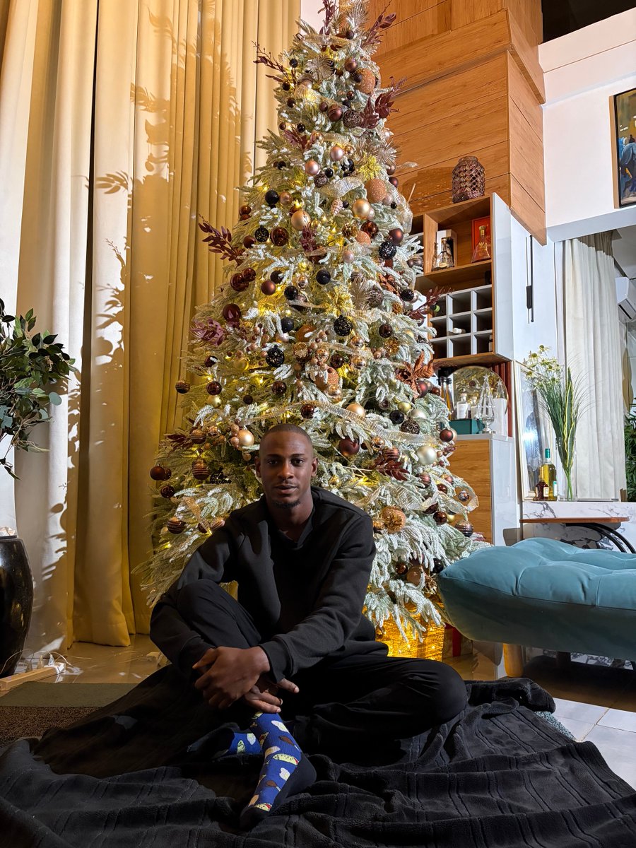 Me0shogwe's tweet photo. Merry Christmas from me to everyone celebrating! 🎄🖤 https://t.co/nX9opiQqSt