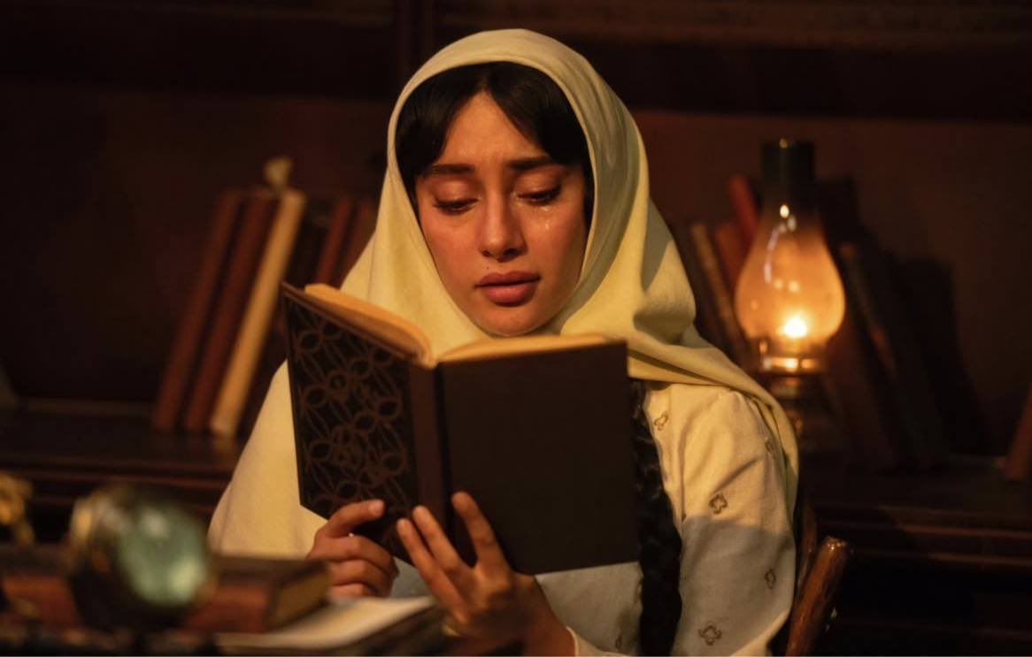 نگاه زنانه خانم آبیار تو بامداد خمار رو دوست داشتم به صراحت داره میگه: 

«زنان همان عاشقانی هستند که آبروی خود را فدا می کنند کاری که مردان آن را انجام نمی دهند.»