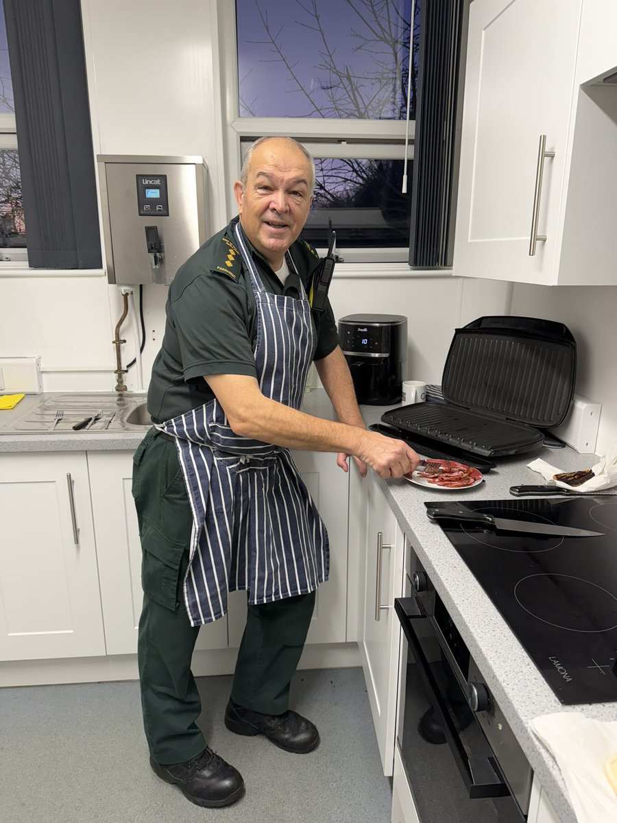 Today we’ve got LOM Andy swapping the ambulance for the George Foreman 🚑➡️🍔🔥 rustling up a storm for the day &amp; night crews. Saving lives by day, saving morale by night 😂👏 #CrewLife #ManagerOnTheGrill