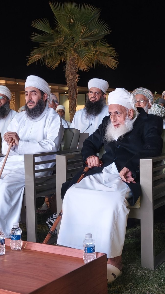 WHTD's tweet image. سِيمَاهمُ النُّور في خَلقٍ وفِي خُلُقٍ
وَهَدْيُهم سُنَّةٌ بَيْضاءُ تِبيَانُ
مُقيِّدُونَ بِحُكمِ اللهِ حِكمتهُم
وهَمُّهُم حَيثما كانَ الهُدى كانوا
هُمْ أسْمَعُ النَّاسِ في حقٍّ وأبْصرُهم
وفِي سِواهُ همُ صُمٌ وعُميانُ
لمْ تُلهِهِم زهرةُ الدنيا وزخْرفُها
اذ همُّهم صالحٌ يتلوه رضوانُ