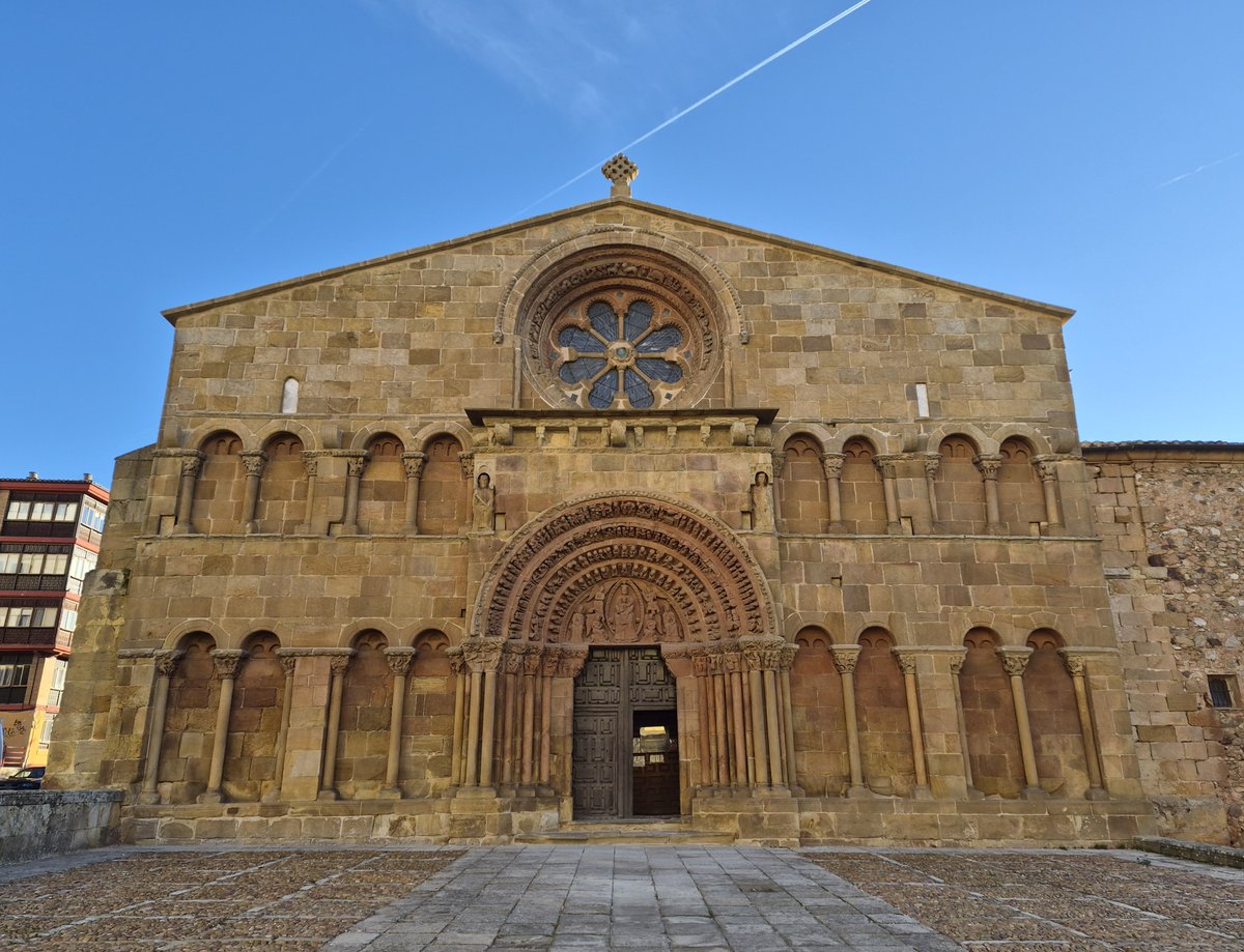 cylromanica's tweet photo. ¡Buenos días y Feliz Navidad a todos!
¿Me acompañáis a conocer de cerca el Ciclo de la Natividad que se plasmó en este magnífico lugar?
Iglesia de Santo Domingo, Soria.
¡Seguidme! 🧵⤵️⤵️⤵️ https://t.co/16FAqt9vsK