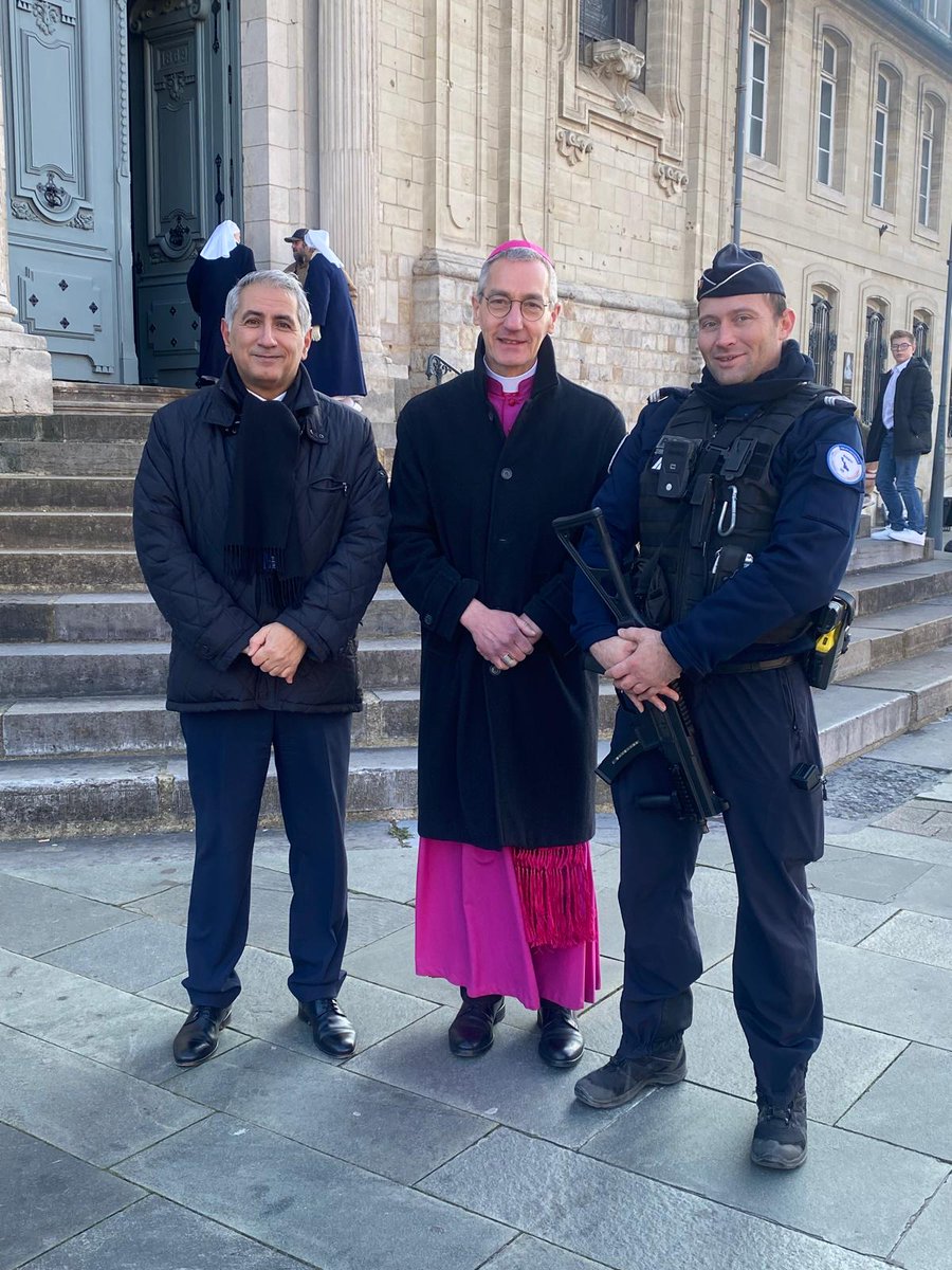 prefet59's tweet photo. #Sécurité
À l’occasion des messes de Noël, Fayçal Douhane était présent à la cathédrale de Cambrai aux côtés de Monseigneur Dollmann, archevêque de  Cambrai, des forces de police et des militaires de l’opération  Sentinelle.

Cette présence  coordonnée témoigne de la mobilisation de l’État et de l’ensemble des  forces de sécurité pour garantir le bon déroulement des célébrations,  dans un climat serein et sécurisé, au service des fidèles et de  l’ensemble de la population.