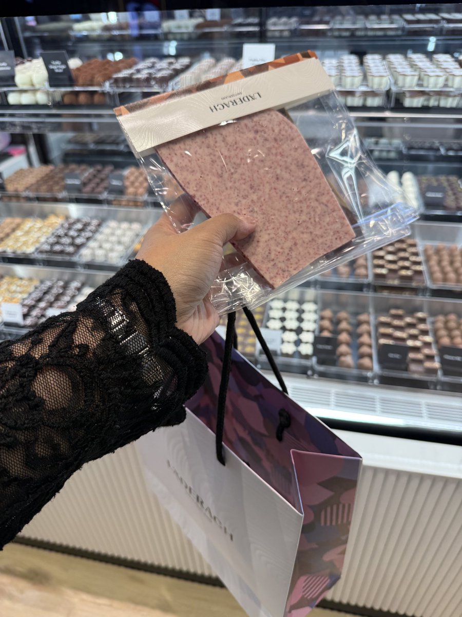 pamplumpy's tweet image. ไม่ซื้อดูอย่างเดียว 🍫