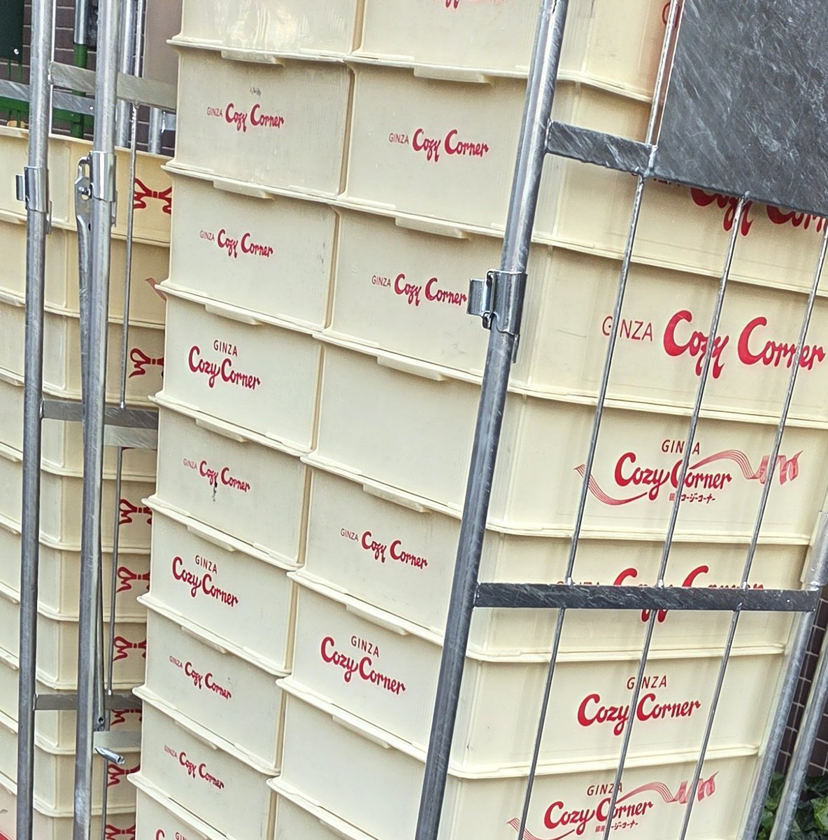 気付いたらクリスマスも残すところあと少しじゃないのー
みなさんのキラキラ素敵なクリスマスポストを拝見😊✨️
何もしていない私は通勤途中で見つけたケーキ屋さんの頑張りを共有しておきます！