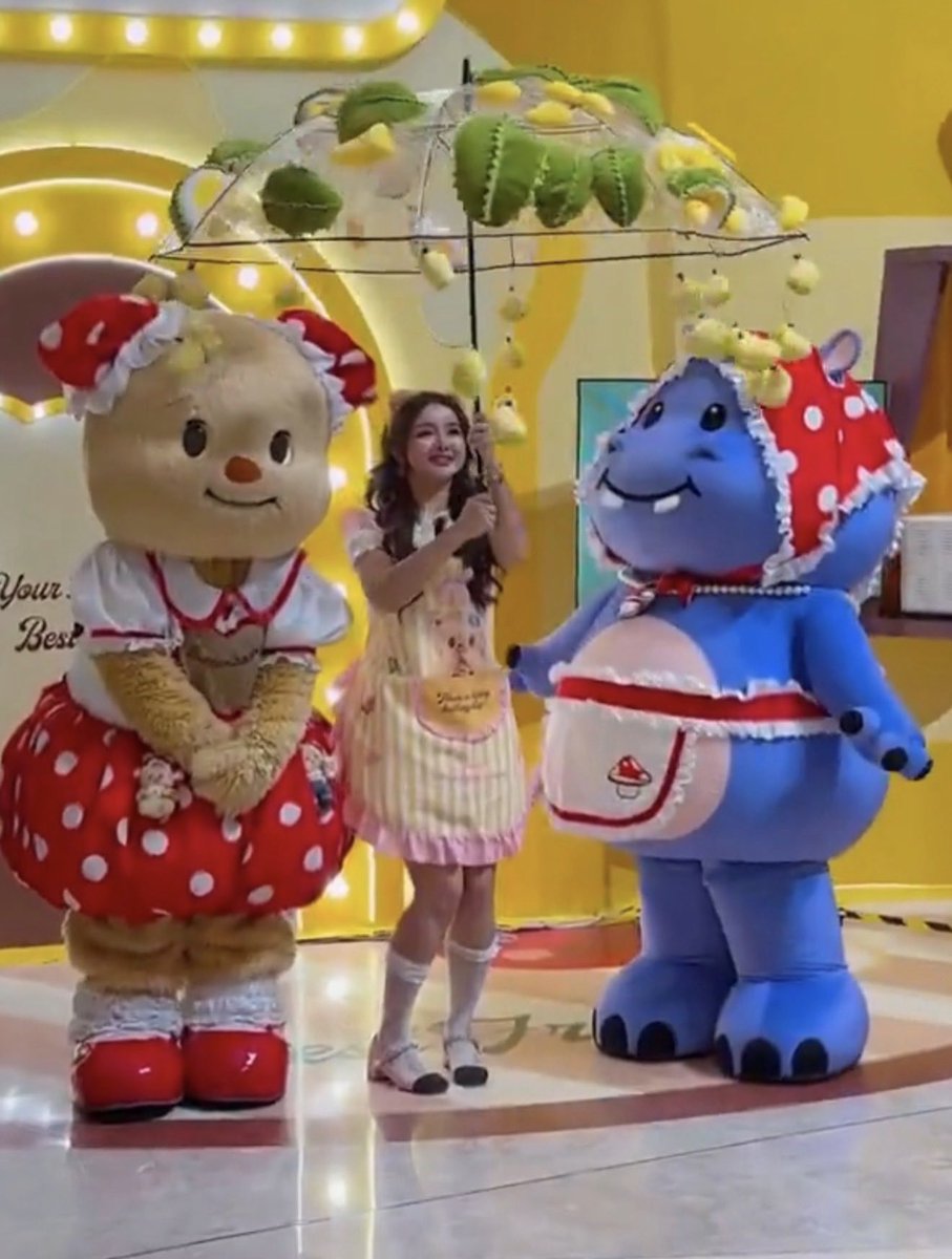 ชอบมุมที่พวกเขาเงยหน้ามองร่มที่มัมไอด้าค่อยๆ กาง สายตาดูเป็นประกายเหมือนเด็กน้อยมากอ่ะ 🥰

(ตามเนยและพ้องเพื่อนมาจนถึงวันนี้ก็อดหยุดหลงเขาไม่ได้นะ… เขามีมุมที่ใสสะอาดจริงๆ) 💞

#Butterbear #ด้อมน้องเนย #butterbear