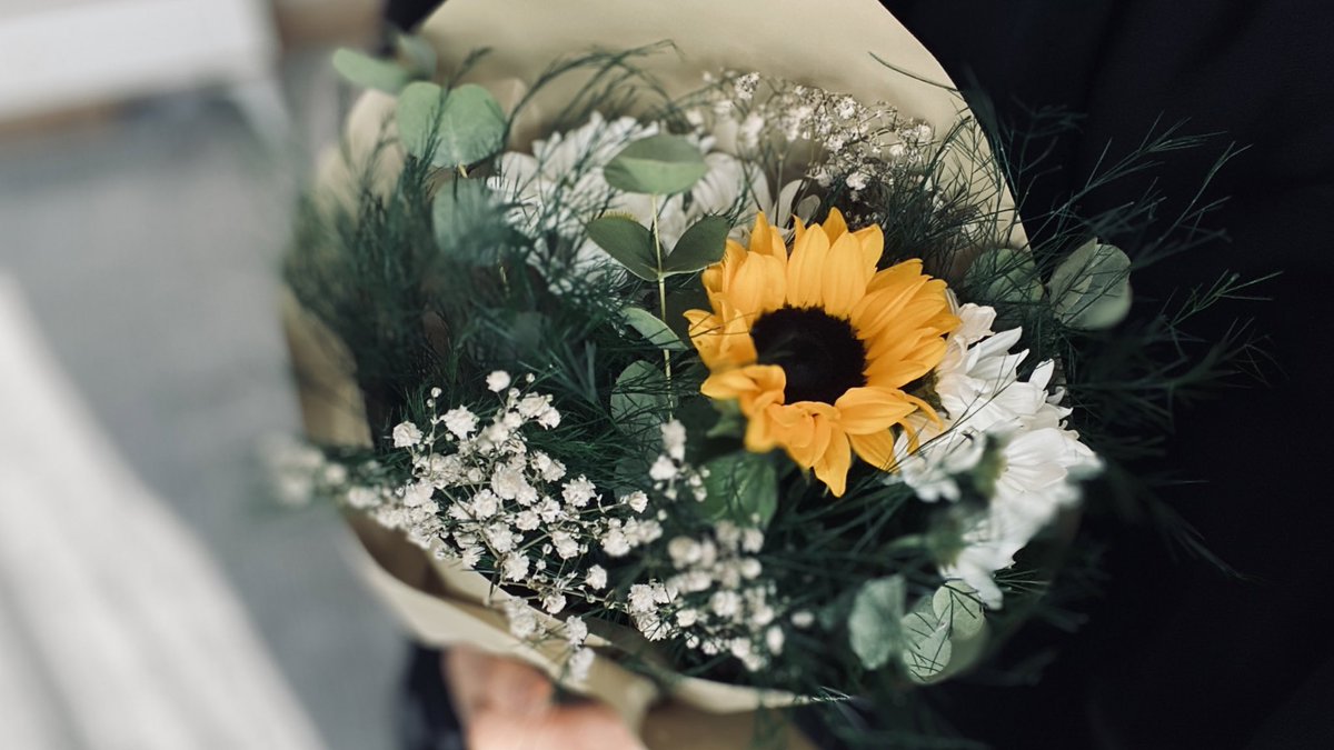 Çiçek gördüğüm an,
Tebessüm ederim zarifçe.. ✨🌻