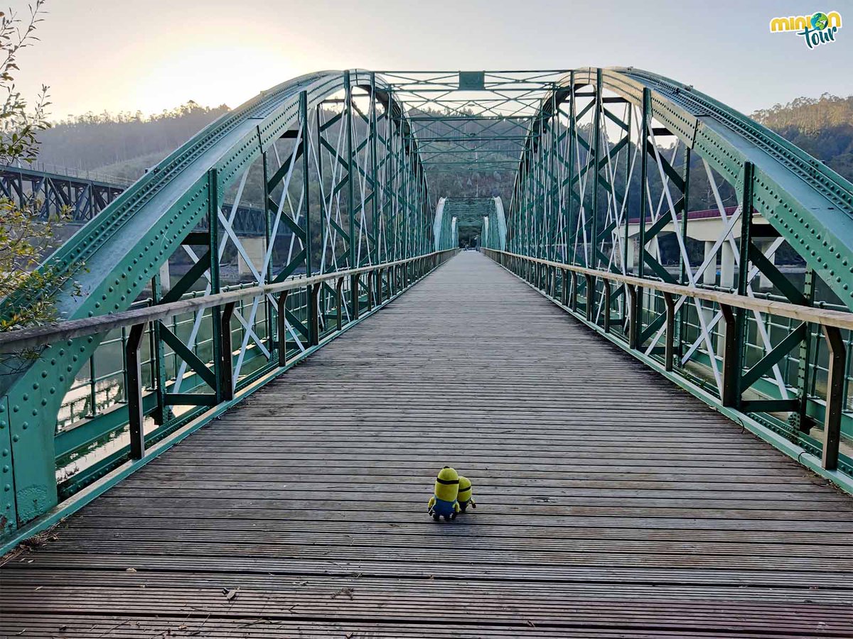 MiniOnTourES's tweet photo. El Puente de #OBarqueiro 🌉 se construyó en el año 1901 para comunicar #Viveiro con #Ortigueira. Antes para cruzar el río Sor solo se podía hacer en barca ⛵. Todo lo que puedes ver 👁️ en la costa de #Lugo lo tienes aquí
👉 https://t.co/9vICN0iPsU
@a_marinalucense @turismovicedo https://t.co/Od6dsi23rO