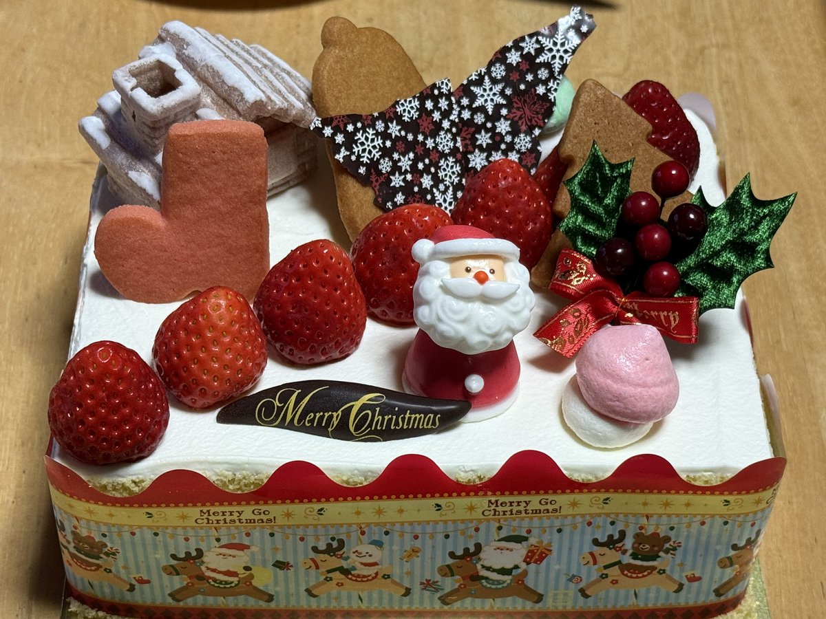 今年もケーキを買って待機中♪
ブッシュドノエル（丸太🪵）ではないけど、いつも買ってる好きなケーキ屋さんのやつー✨
…去年と一緒だけど🤣

見守り隊（監視員）コースのメン限って実はほとんどやってないからめちゃくちゃ嬉しい✧＼\ ٩(ˊᗜˋ*)و /／✧
しかもクリスマス🎄🎅🛷
あー楽しみ😊