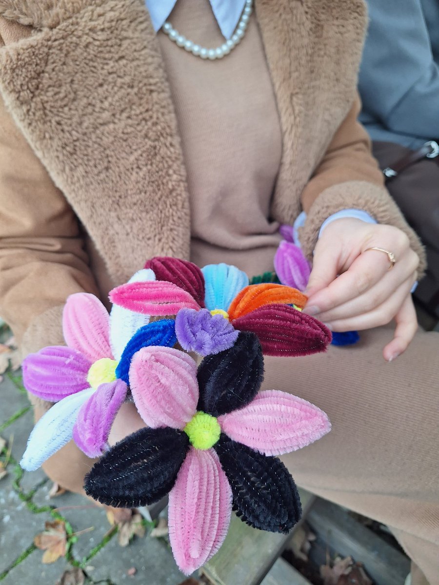 Etkinliğimizde şönilden  yaptığımız çiçeklere bakın💅🏻✨