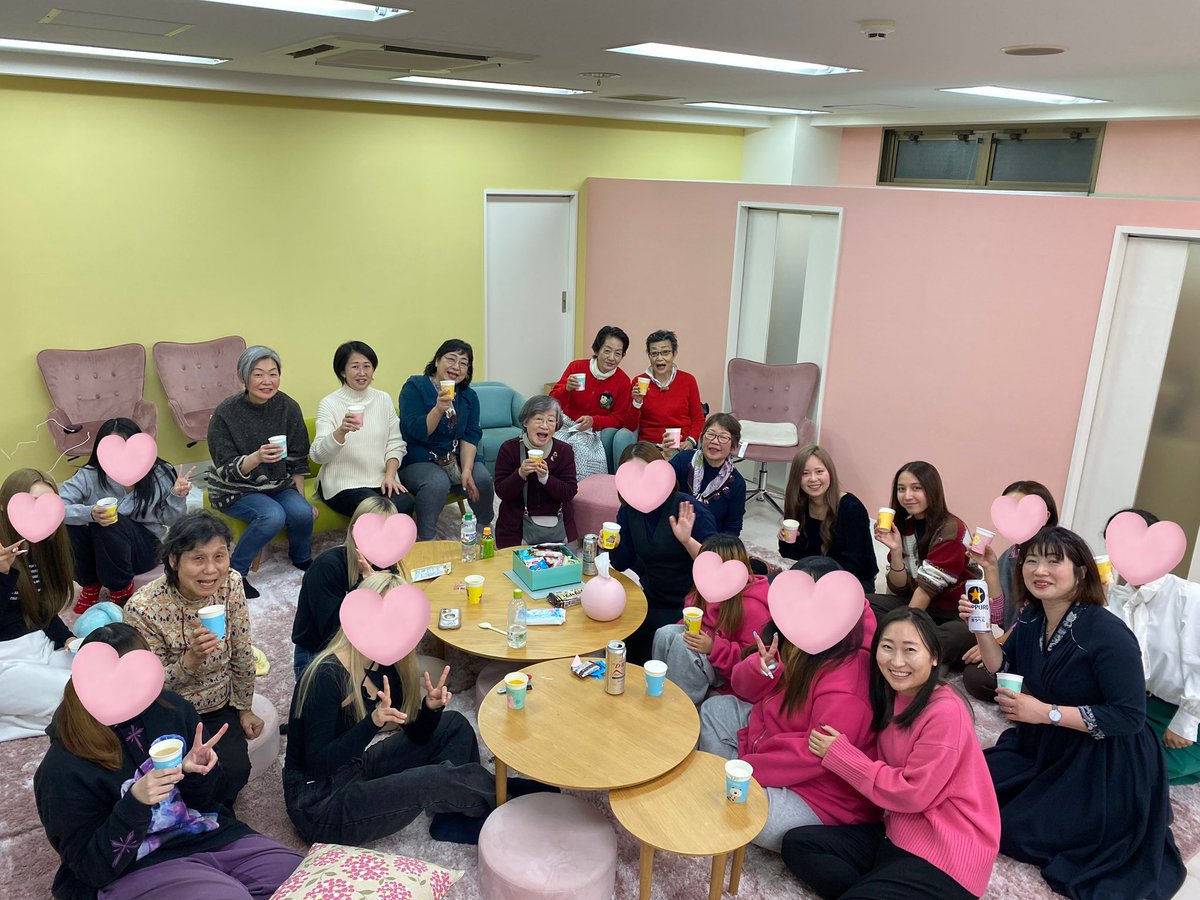 昨日はColabo &amp;女の壁クリスマス会でした🎂🎁一品持ち寄り、プレゼント交換も☺️2025年、一緒に活動してくださった皆さんとのお疲れ様会。想いを共有する時間で、力がわきました❤️‍🔥

少女たちへのクリスマスプレゼント代わりに、サポーター会員になって活動を支えていただきたいです🧑‍🎄🎄