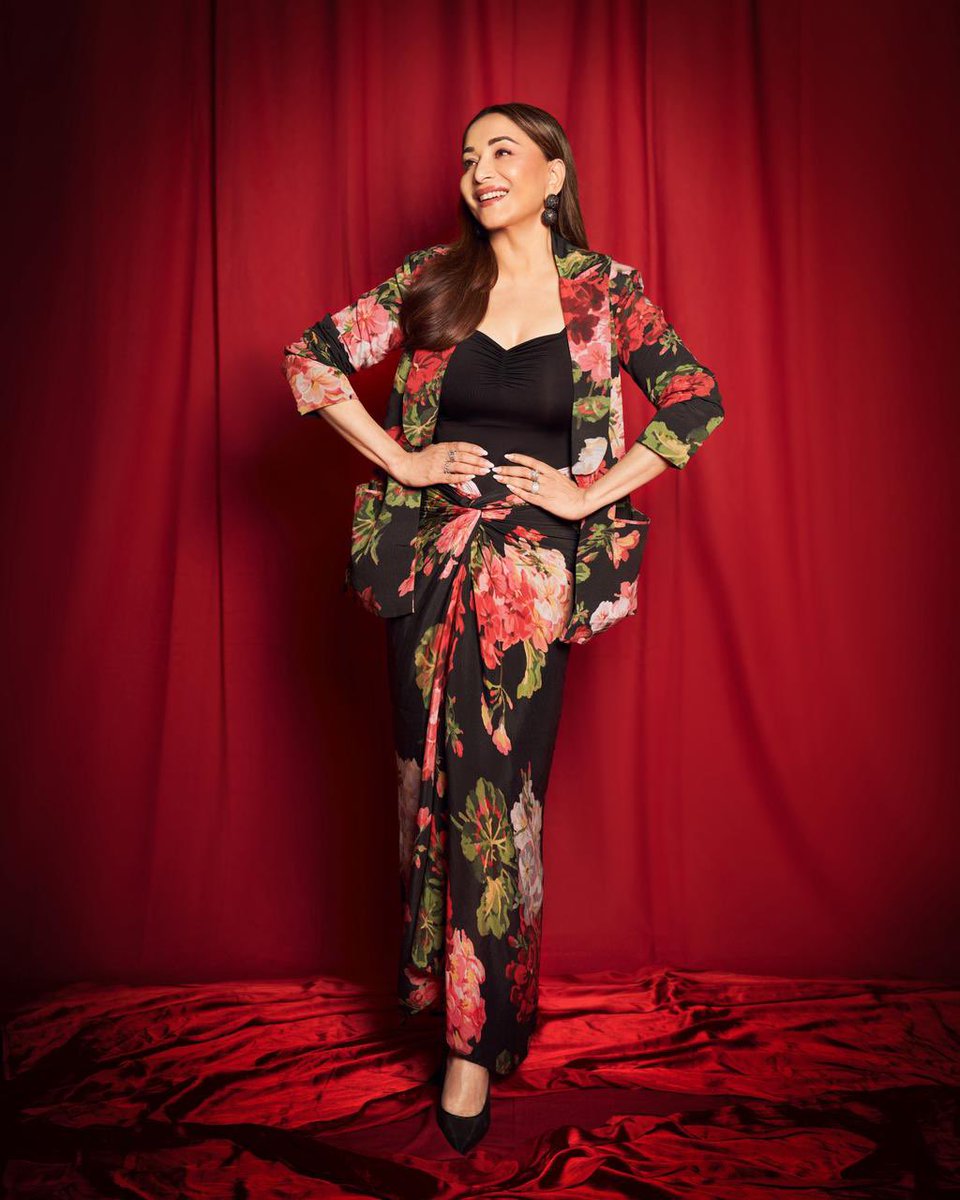 MadhuriDixit's tweet photo. Let the season unfold♥️ https://t.co/0N6GCvLn2L