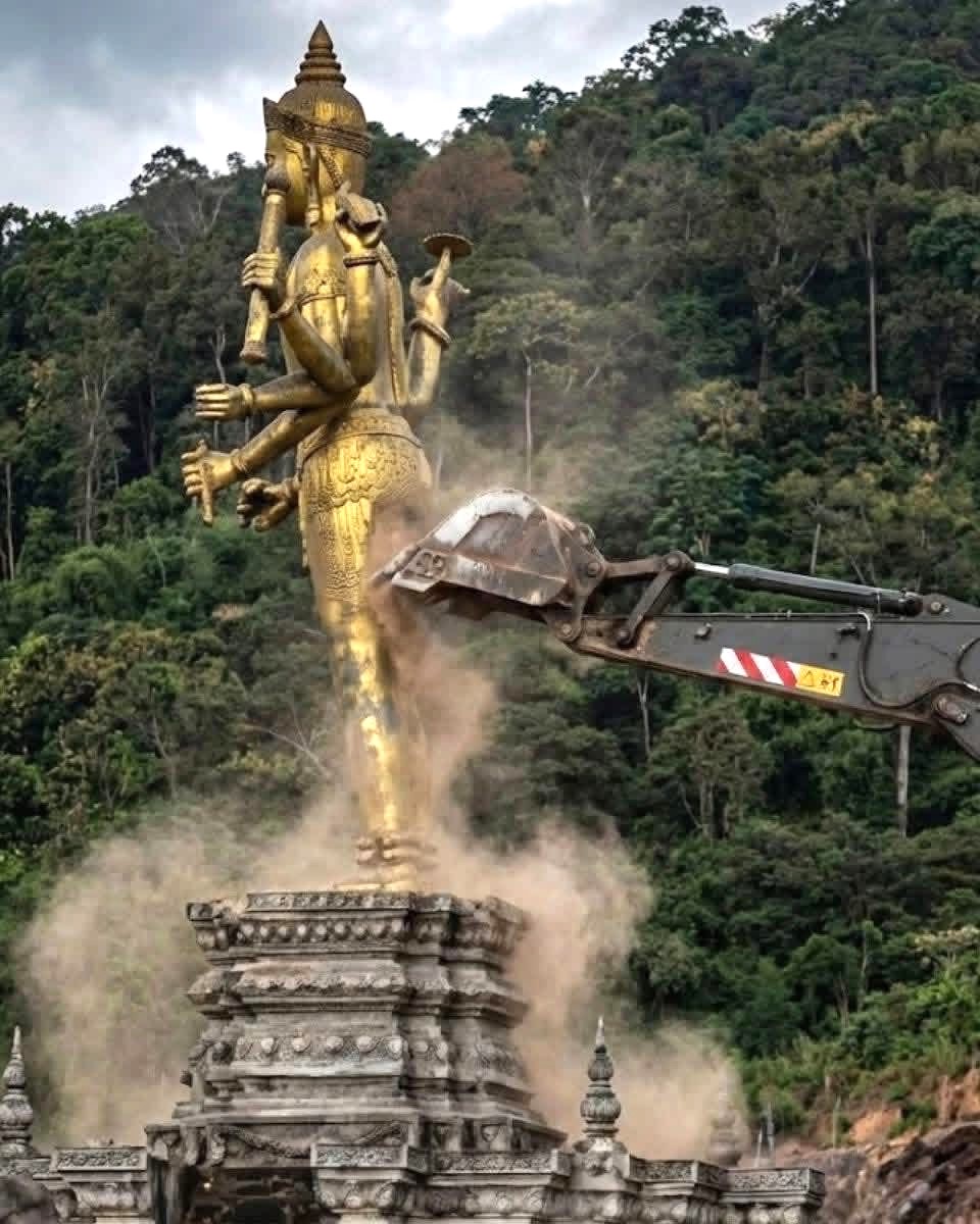 SowannaYun's tweet image. What is the main idea of our Indian friends on
the destruction of a holy statue of Lord Vishnu on Cambodian territory by the Thai military.? More Pics. youtube.com/shorts/u5oLa7I…