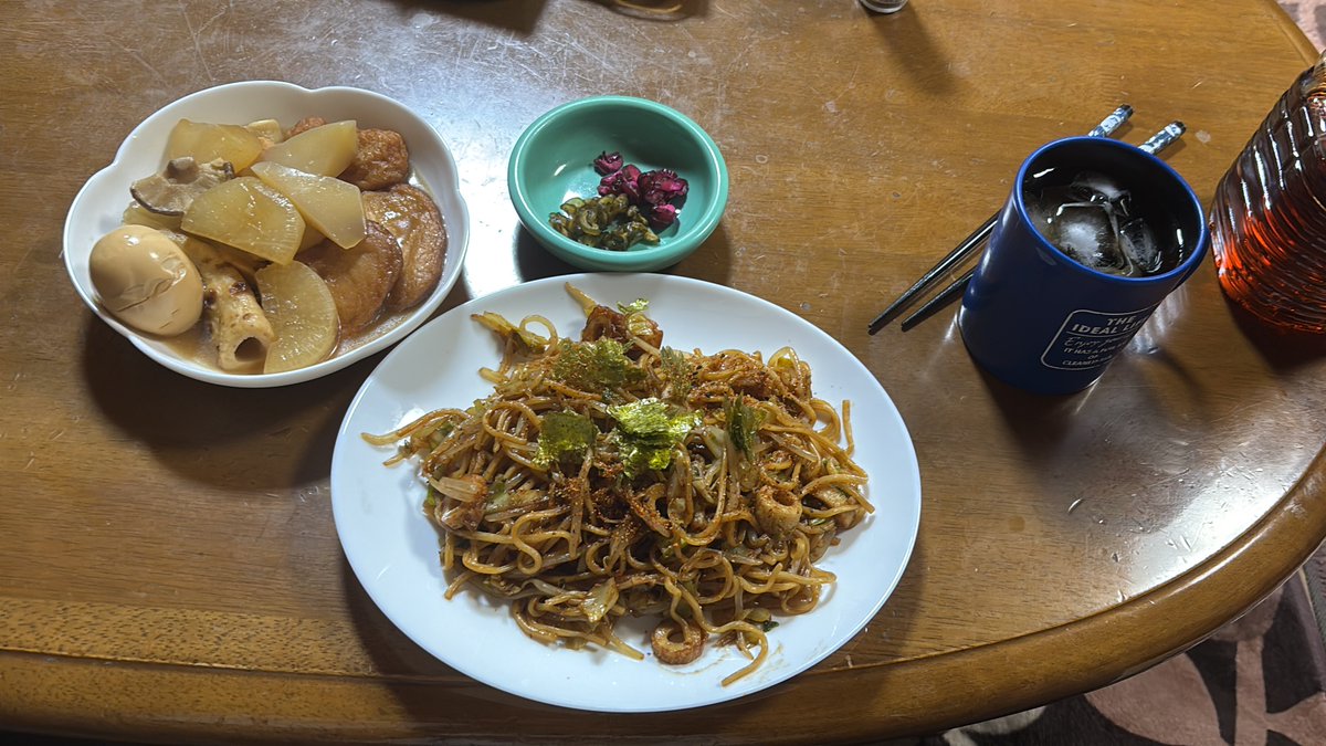 PSO2LOV45's tweet image. 不審者の夕食(´□-□) 余ってた焼きそばとかおでんの具とか