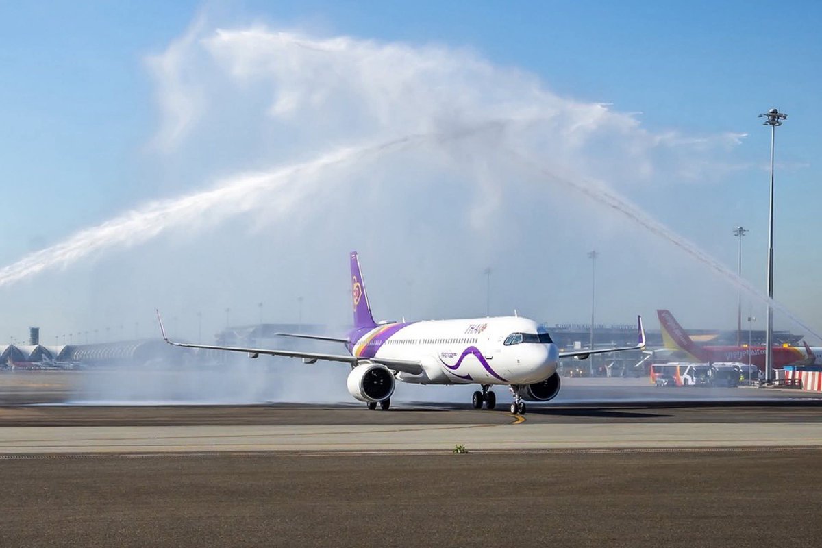 airwaysmagazine's tweet image. 🔴 Thai Airways has taken delivery of its first Airbus A321neo, HS-TOA “Boworrangsee,” to boost regional capacity. The aircraft will enter commercial service on 22 January 2026, operating Bangkok–Singapore–Bangkok flights and features the airline's refreshed cabin experience.