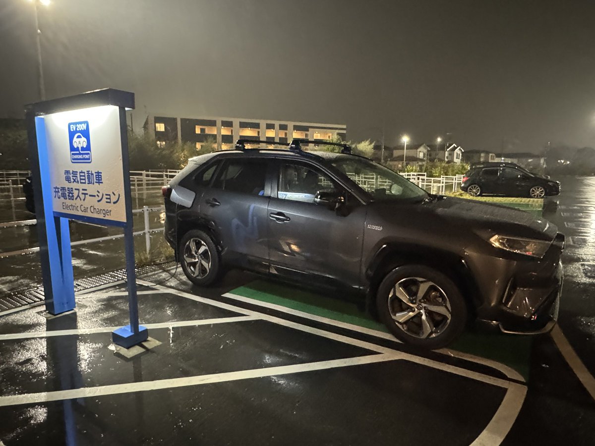 gravity808's tweet photo. THE OUTLETS湘南平塚のEV充電器は 東京ガス系のEVrest、時間制じゃなくて充電電力量で課金する新しいシステムっていうのがステキ
#EV #PHEV #EVrest https://t.co/Qn7hpXNFfD
