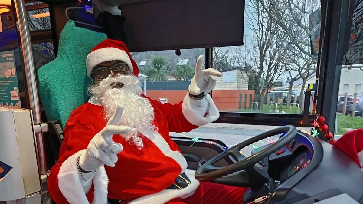presseocean's tweet image. Le conducteur de bus en Père Noël pour « apporter des sourires » à Saint-Nazaire | Presse Océan
➡️ l.ouest-france.fr/0Cs4
#Nantes