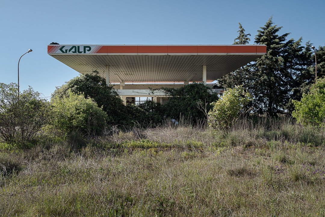 Tirando de la  carpeta de las gasolineras abandonadas. Una de mis preferidas. Un  escenario donde conviven la alteración del paisaje, la estructura  original aún reconocible y una naturaleza desatada que, sin pedir  permiso, vuelve a ocupar su sitio.