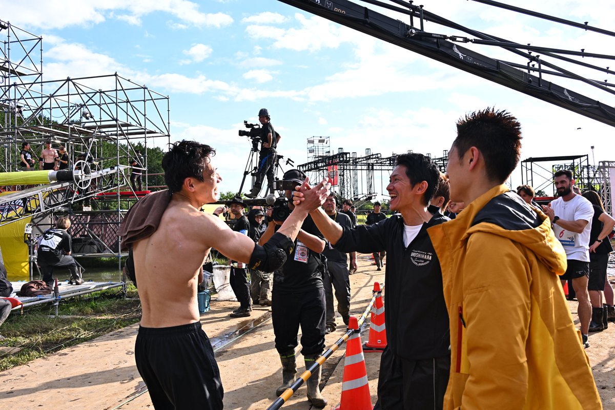 ／
#SASUKE2025 放送中🎅
＼

怪物銀行員 #宮岡良丞 🏦
SASUKEに全てを捧げる男🔥

3大会連続の3rdステージ進出💪
完全制覇へ一歩ずつ爆進中‼️

#SASUKE2夜連続 🎄
#メリクリSASUKE