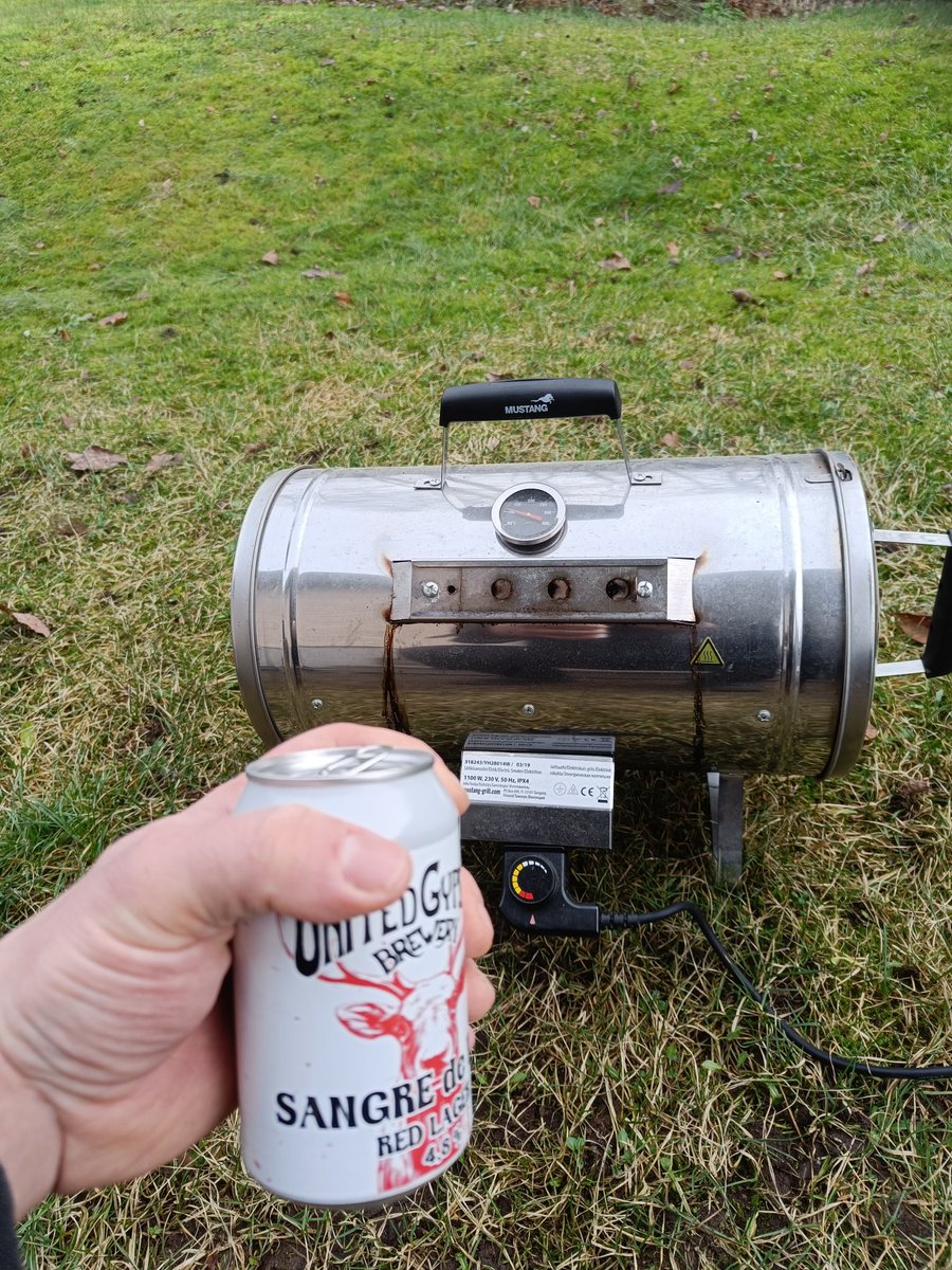 Huomasin tässä savustellessa, että pitäs hittolainen varmaan nurmikko leikata 🤔
Mukavaa joulupäivää vaan kaikille! 🤗