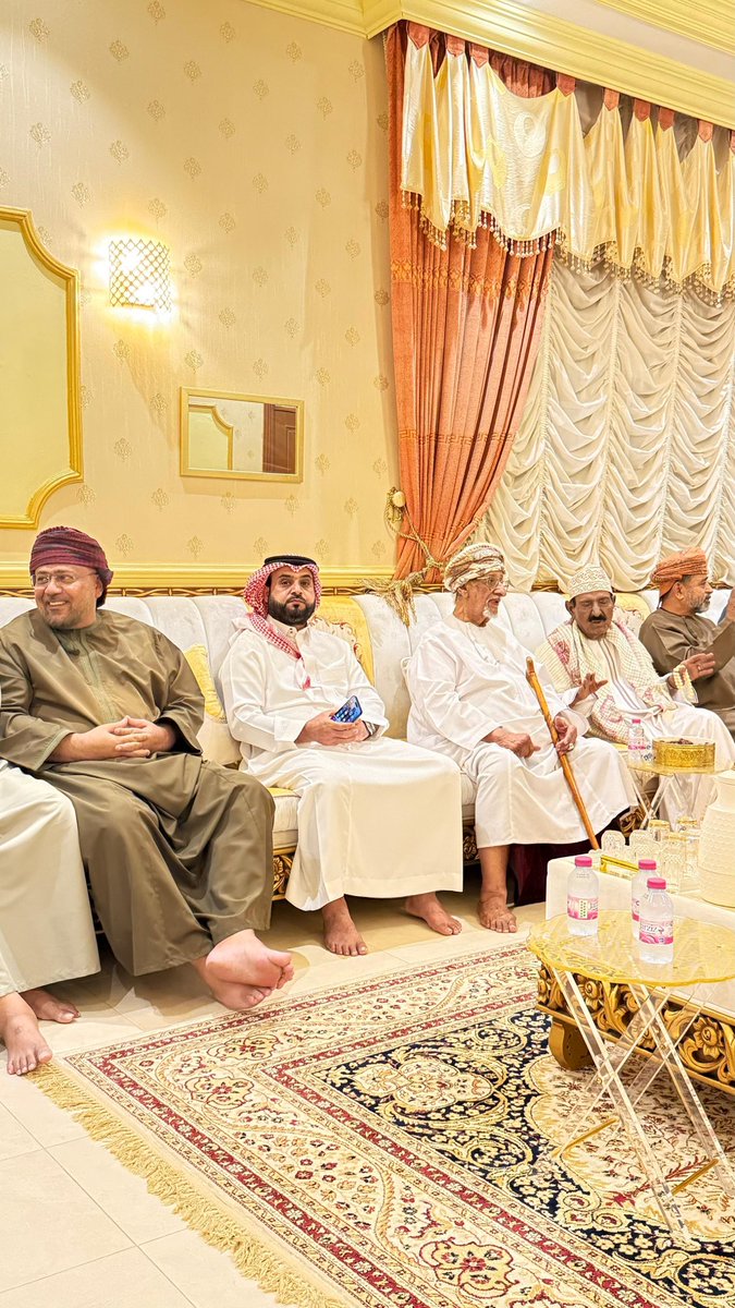 KhalidAlMassan1's tweet photo. الله يرحم ويغفر للعم والوالد الشيخ سالم بن عوض حمر عين الشنفري ويجعل مثواه الفردوس الأعلى يارب العالمين 🤲🏻 🤲🏻🤲🏻 هذا آخر لقاء معه وبحضور الشيخ الوالد في الخريف الماضي في منزل عمي ابو عبدالعزيز ،، صاحب واجب وكريم وشهم لا يترك مناسبة ولا واجب إلا يكون اول الحاضرين والمشاركين،،
#ظفار 
#صلالة