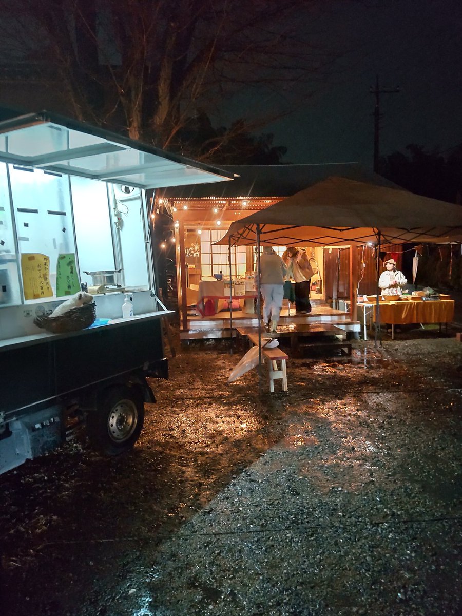 bpsbicycle's tweet photo. 雨だしクリスマスっぽくないけど美味しいホットドッグが食べられました。
#noweat https://t.co/1q9h7LVNNb